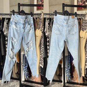 American Eagle Mom Jean Blue Light Wash Distressed Womens Size 6 EUC